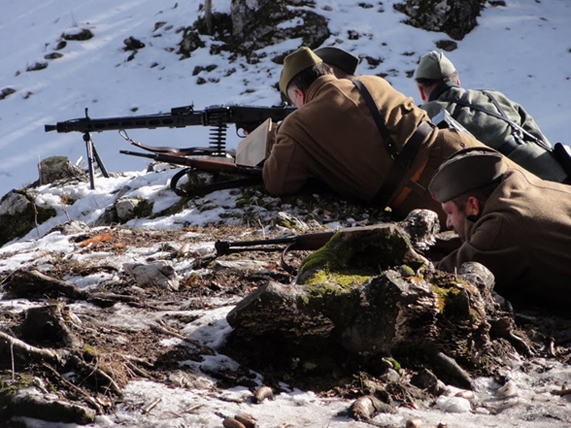 Partisans MG in position