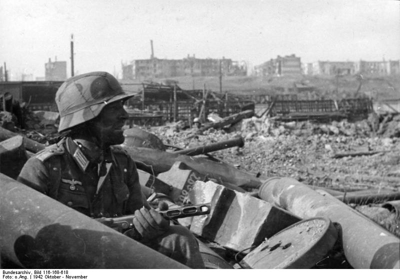 Bundesarchiv_Bild_116-168-618,_Russland,_Kampf_um_Stalingrad,_Soldat_mit_MPi.jpg