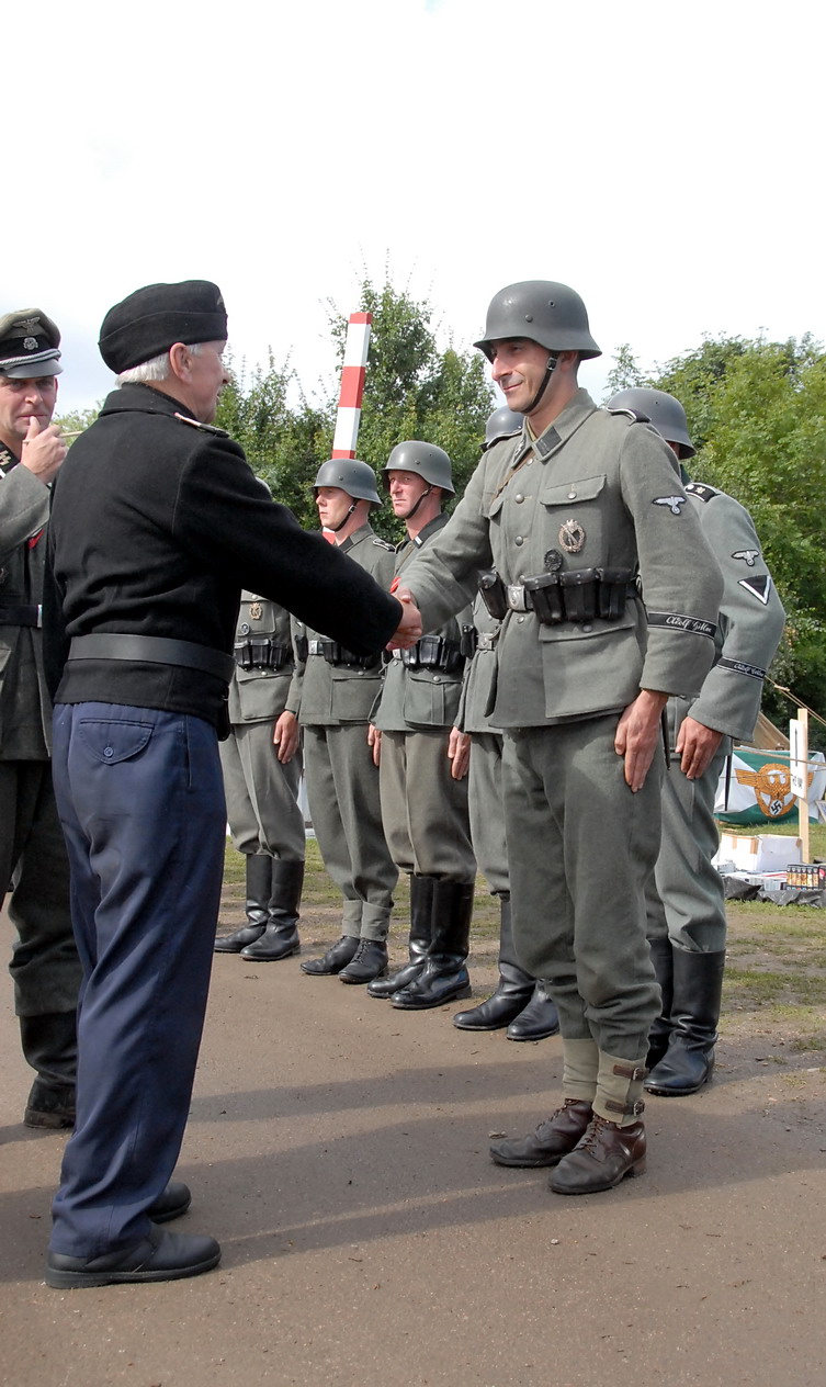 Gert awarding me the Ost Front Medal at Military Odyssey 2006.