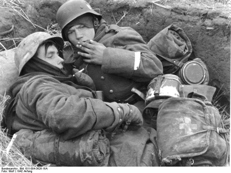 Bundesarchiv_Bild_101I-004-3626-16A,_Russland,_Soldaten_in_Schützenloch.jpg