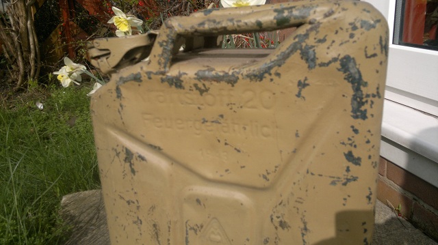 jerrycan1b.jpg