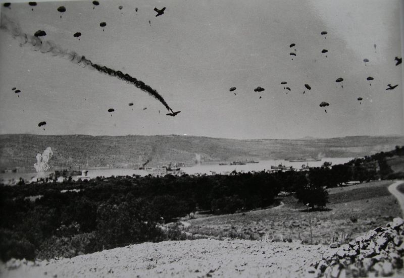 1941-May_German-Paratroopers_Crete.jpg