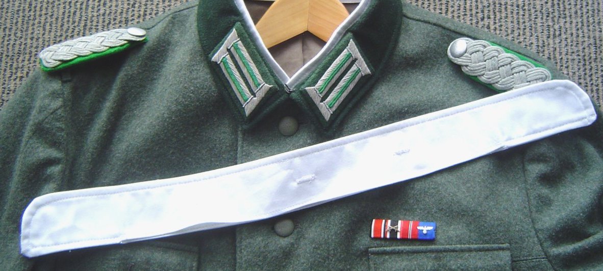 White officer collar repro 2 detail.jpg