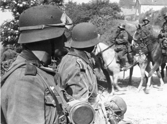 Bundesarchiv_Bild_101I-054-1525-26%2C_Frankreich%2C_Kavallerie_am_Ausgang_eines_Dorfes[1].jpg