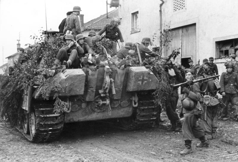 Bundesarchiv_Bild_101I-301-1955-15,_Nordfrankreich,_Panzer_V_(Panther)_mit_Infanterie.jpg