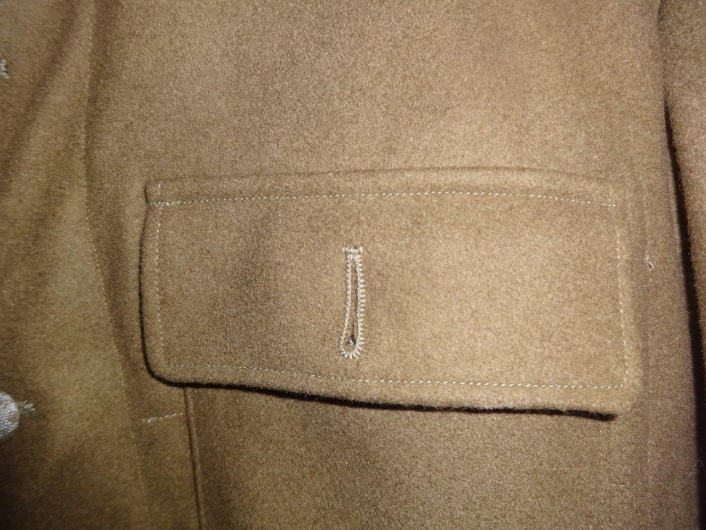 Pocket with buttenhole. The buttenholes are fine! And the only mistake I have found is visible as well. The stitch from the pocket to the armhole is missing. If you order a tunic, ask for that detail to be done correctly. My M43 from Janke has the same fault.