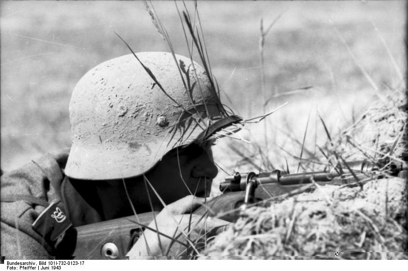 Bundesarchiv_Bild_101I-732-0123-17%2C_Russland%2C_Soldat_der_Div__%C2%BBGro%C3%9Fdeutschland%C2%AB.jpg