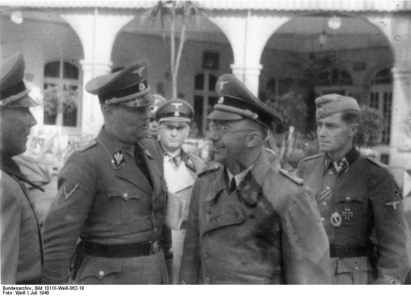 Luxemburg.- Offiziere der Waffen-SS-Division Adolf Hitler im Gespräch mit Heinrich Himmler (PND 11855123X)