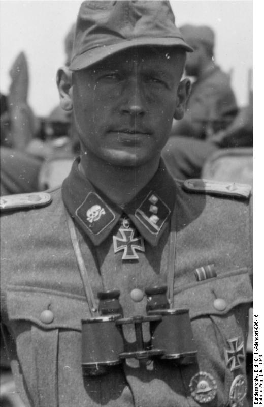 Rußland, nördlich Charkow, Juli 1943, Oberturmführer der Waffen-SS Walter Gerth, Chef 7./<br />SS-Pz. A.R. 3 der SS-Division &quot;Totenkopf&quot;, Ritterkreuz verliehen am 31. März 1943