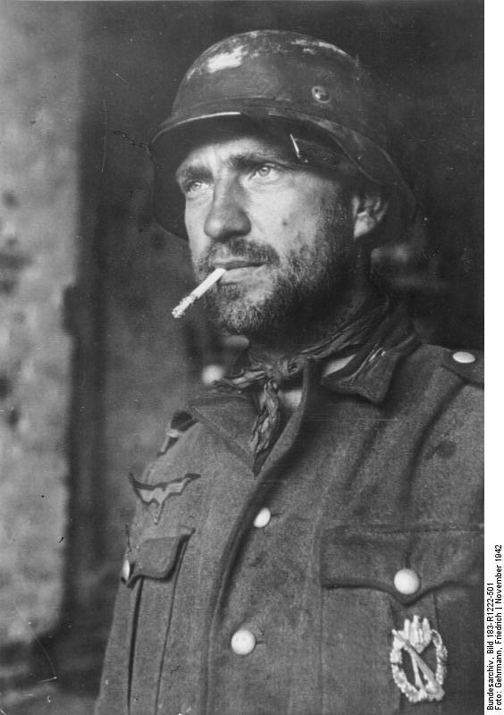 Bundesarchiv_Bild_183-R1222-501,_Stalingrad,_deutscher_Soldat_mit_Zigarette.jpg