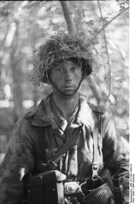 Bundesarchiv_Bild_101I-301-1952-27,_Nordfrankreich,_deutscher_Soldat.jpg