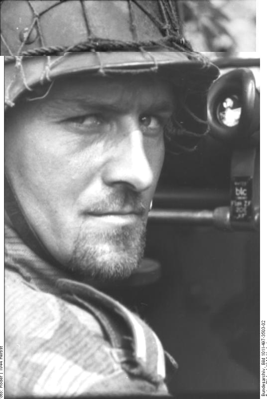 Bundesarchiv_Bild_101I-497-3503-02,_Holland,_Soldat_an_Visiereinrichtung.jpg