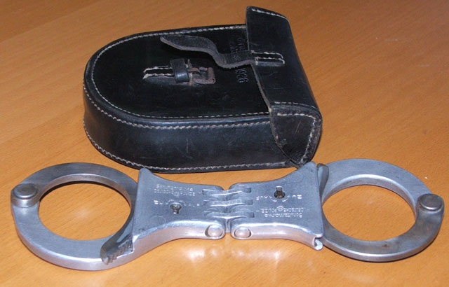 handcuffs-and-pouch.jpg
