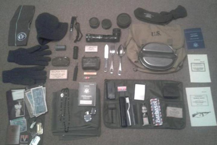 US Paratrooper personal equipment.jpg