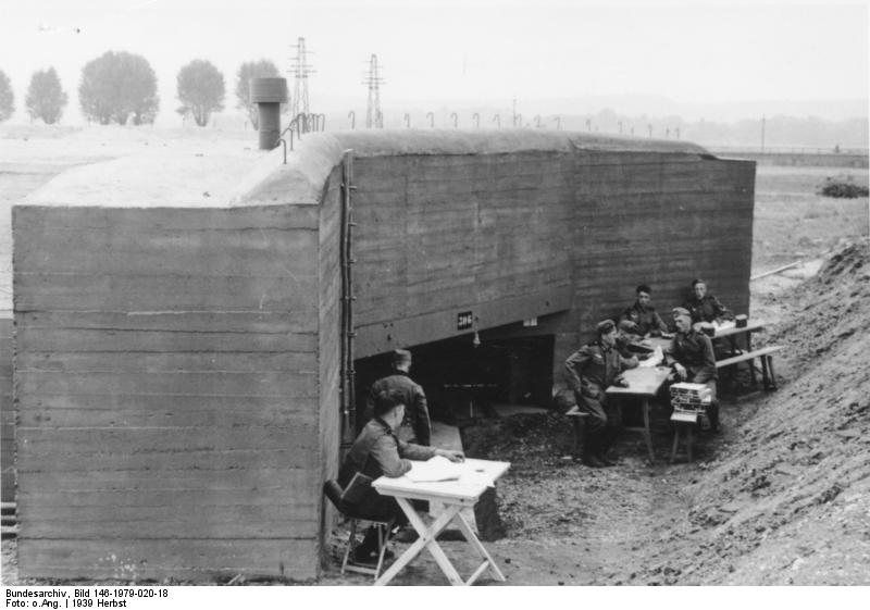 Bundesarchiv_Bild_146-1979-020-18,_Westwall,_Bunker_bei_Saarlautern.jpg