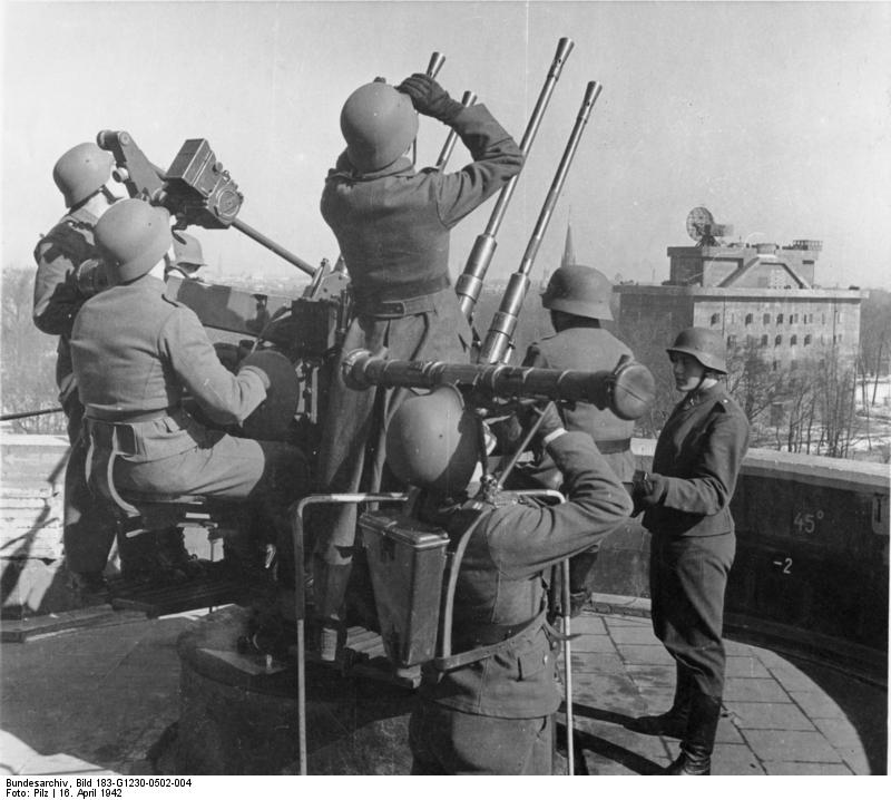 Flugzeugabwehr auf dem Falkturm am Zoo in Berlin<br />Vierlingsflak der Luftwaffen-Flakartillerie in Feuerbereitschaft. 16.4.1942<br />Aufnahme: Pilz