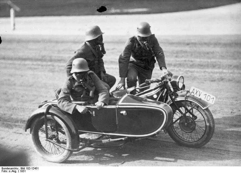 Oesterreichische Infanterie-Patrouille mit Gasmasken im Motorrad